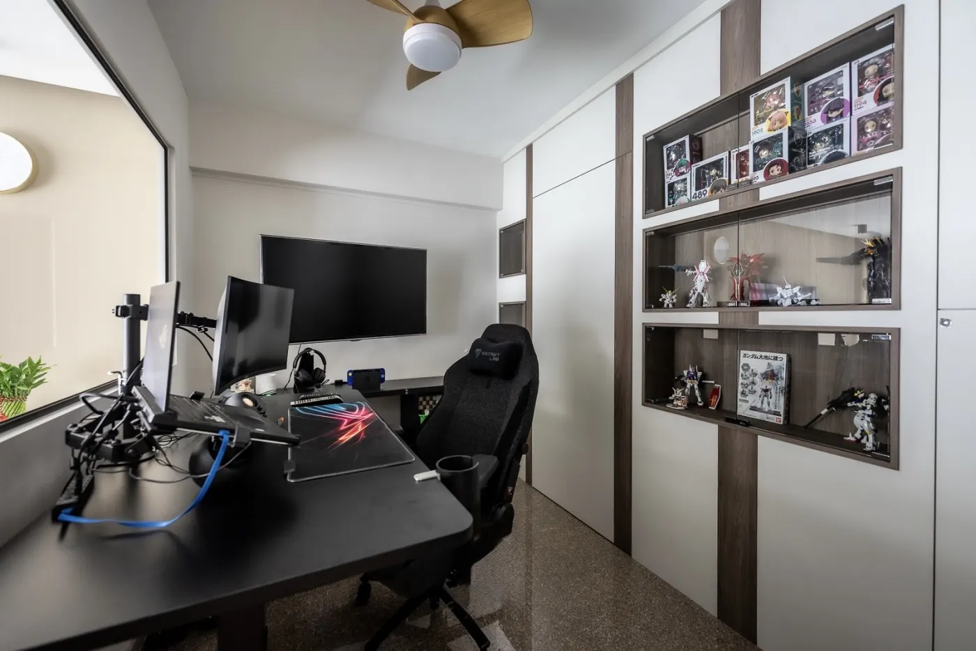 HDB-389 interior