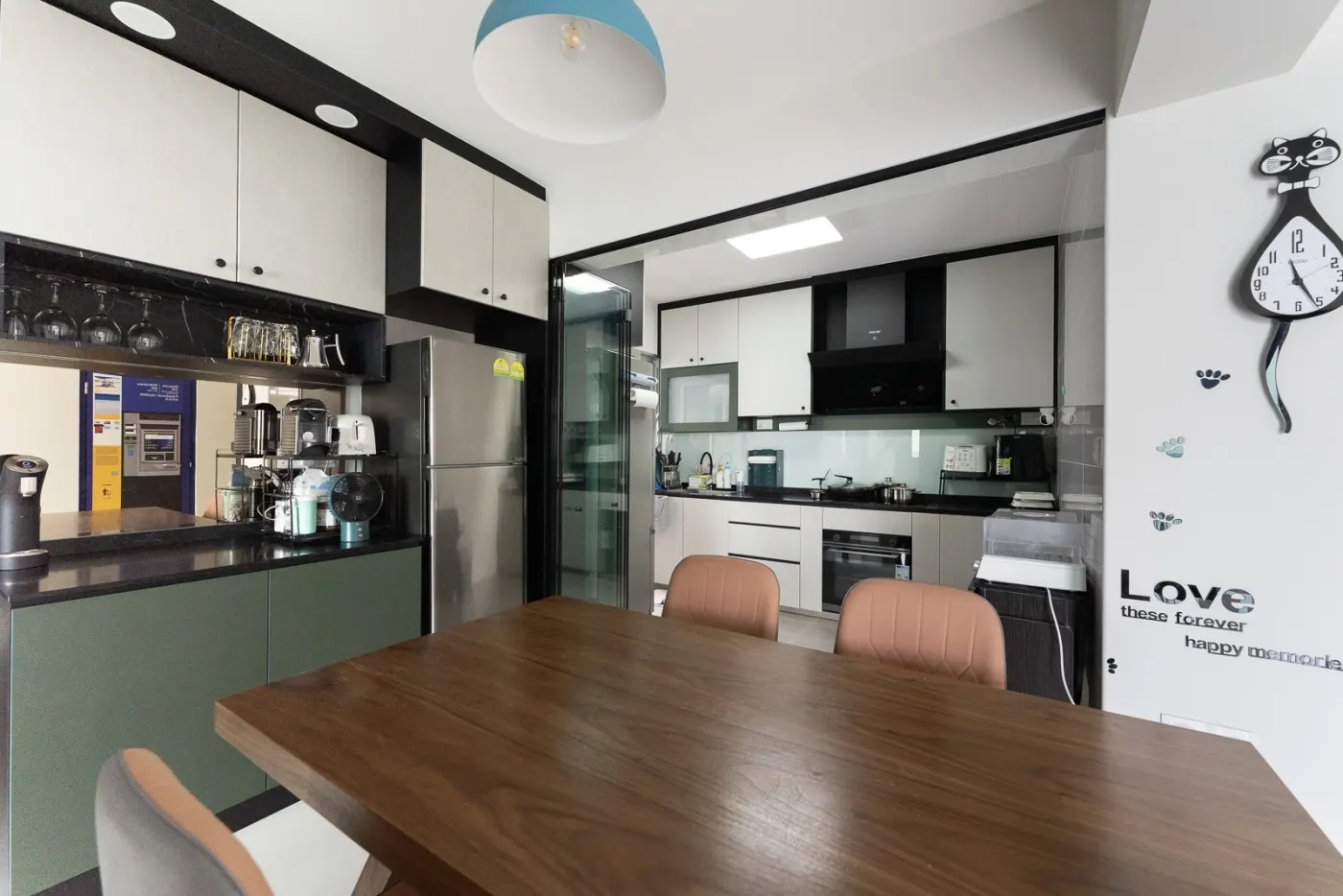 HDB-421B interior