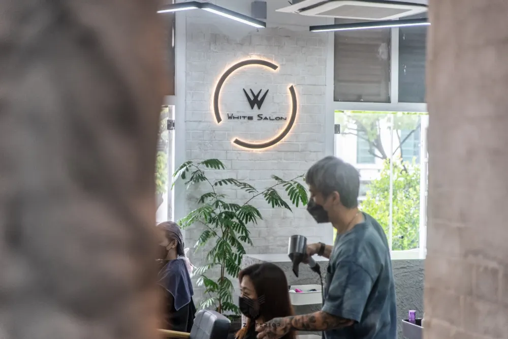 WHITE SALON