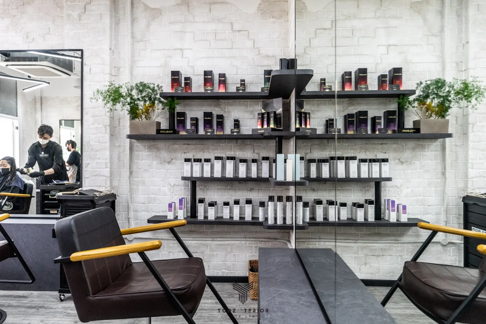 WHITE SALON