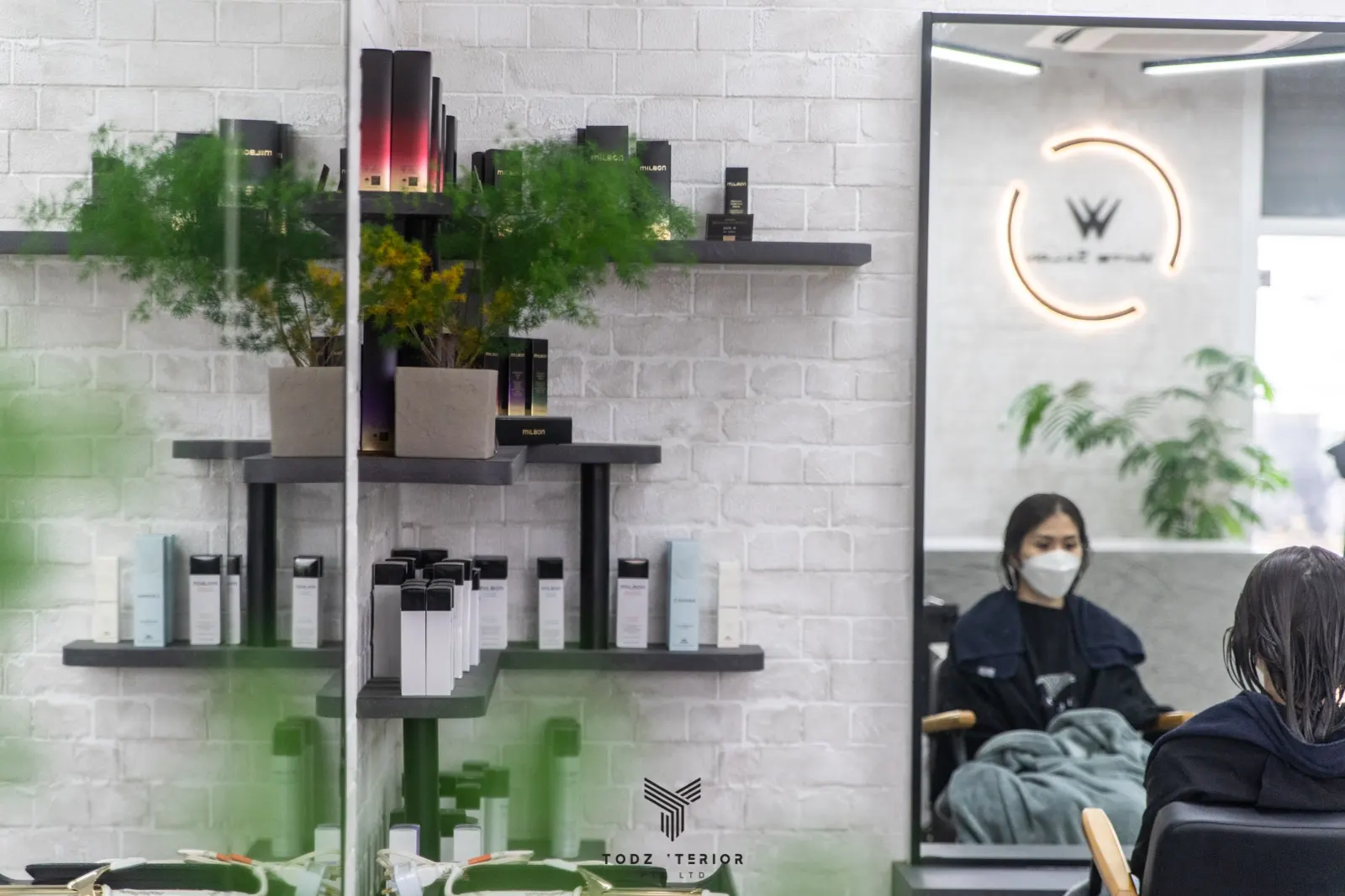 WHITE SALON